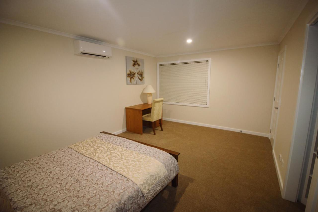 Silver House - Melbourne Airport Accommodation - 7 Minutes From Melbourne Airport Exterior photo