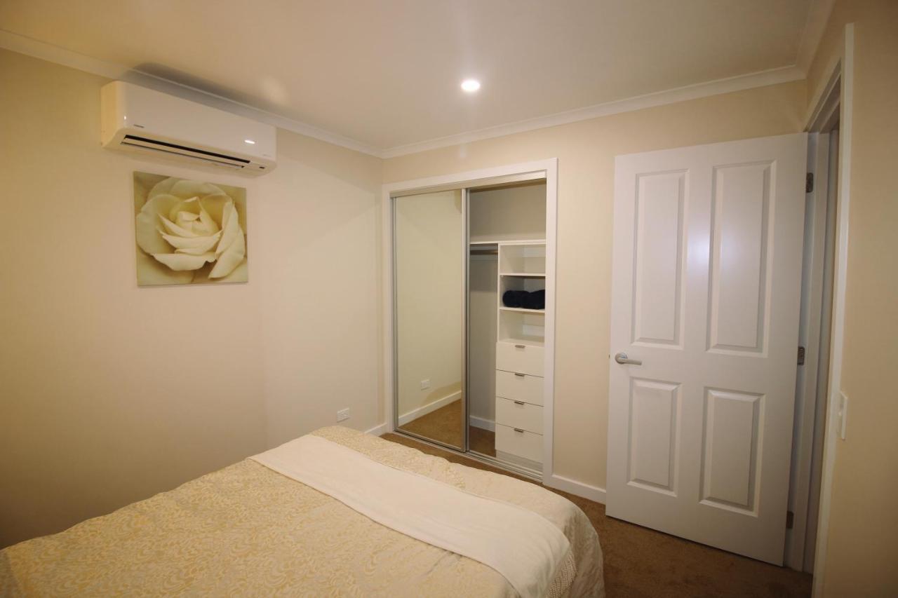 Silver House - Melbourne Airport Accommodation - 7 Minutes From Melbourne Airport Exterior photo