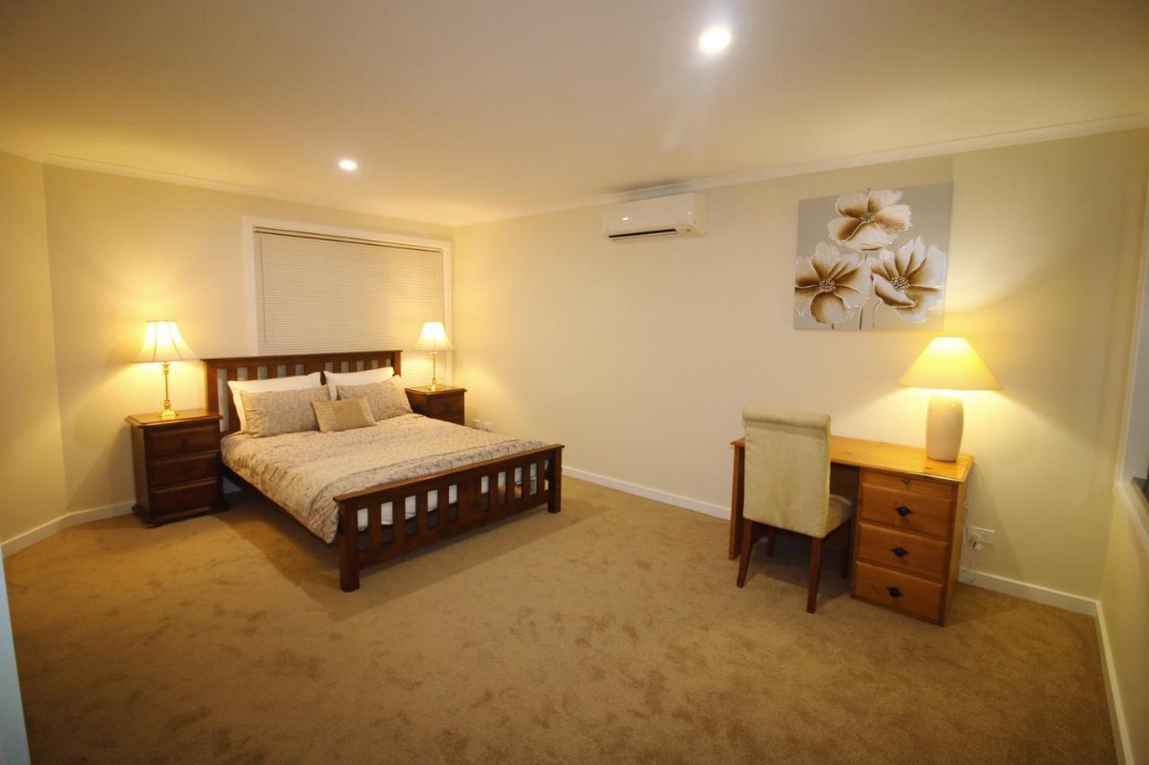 Silver House - Melbourne Airport Accommodation - 7 Minutes From Melbourne Airport Exterior photo