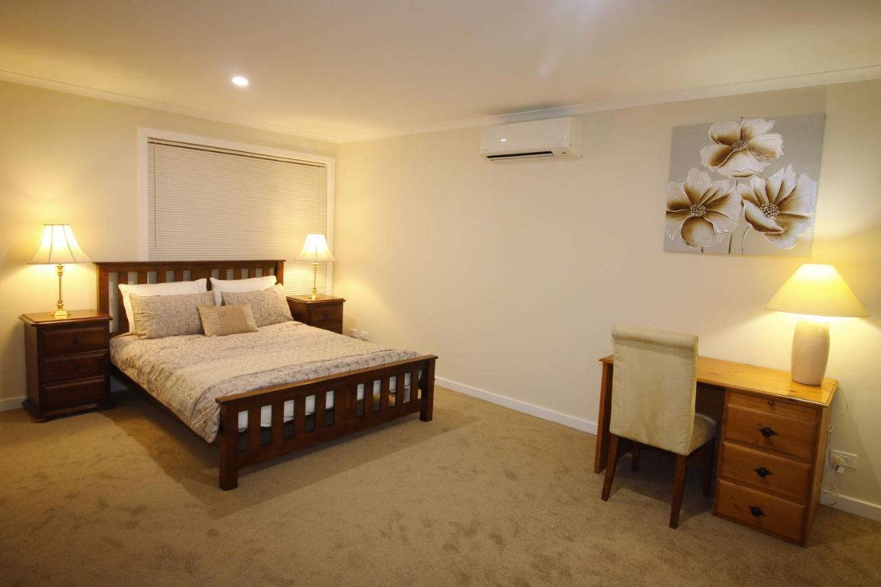 Silver House - Melbourne Airport Accommodation - 7 Minutes From Melbourne Airport Exterior photo